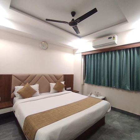 Hotel Earth Inn, Subhash Bridge, Rto Circle, Ахмедабад Екстер'єр фото
