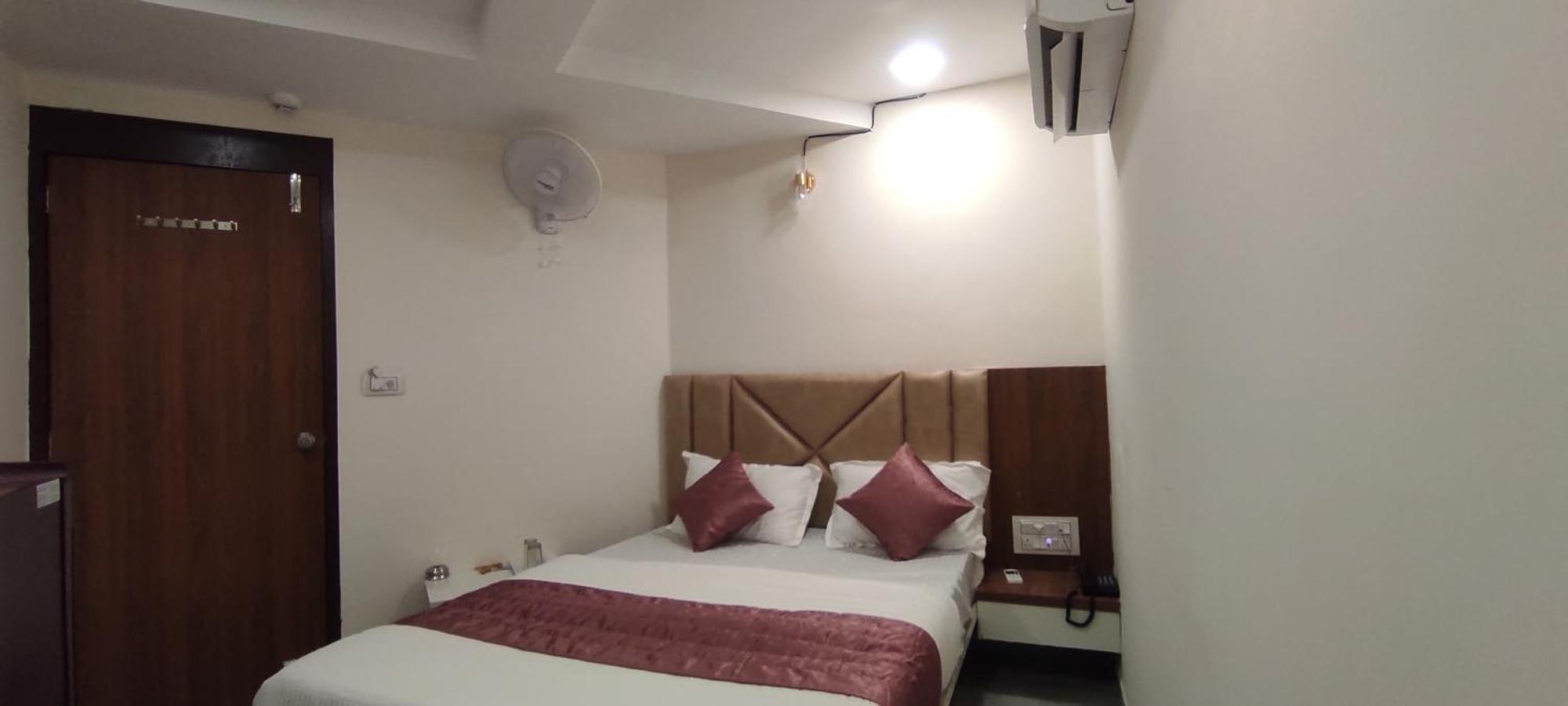 Hotel Earth Inn, Subhash Bridge, Rto Circle, Ахмедабад Екстер'єр фото
