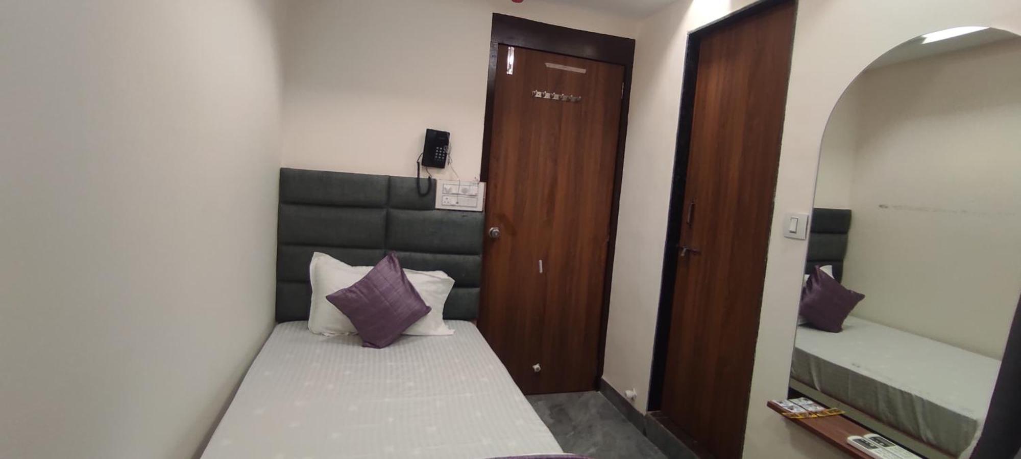 Hotel Earth Inn, Subhash Bridge, Rto Circle, Ахмедабад Екстер'єр фото