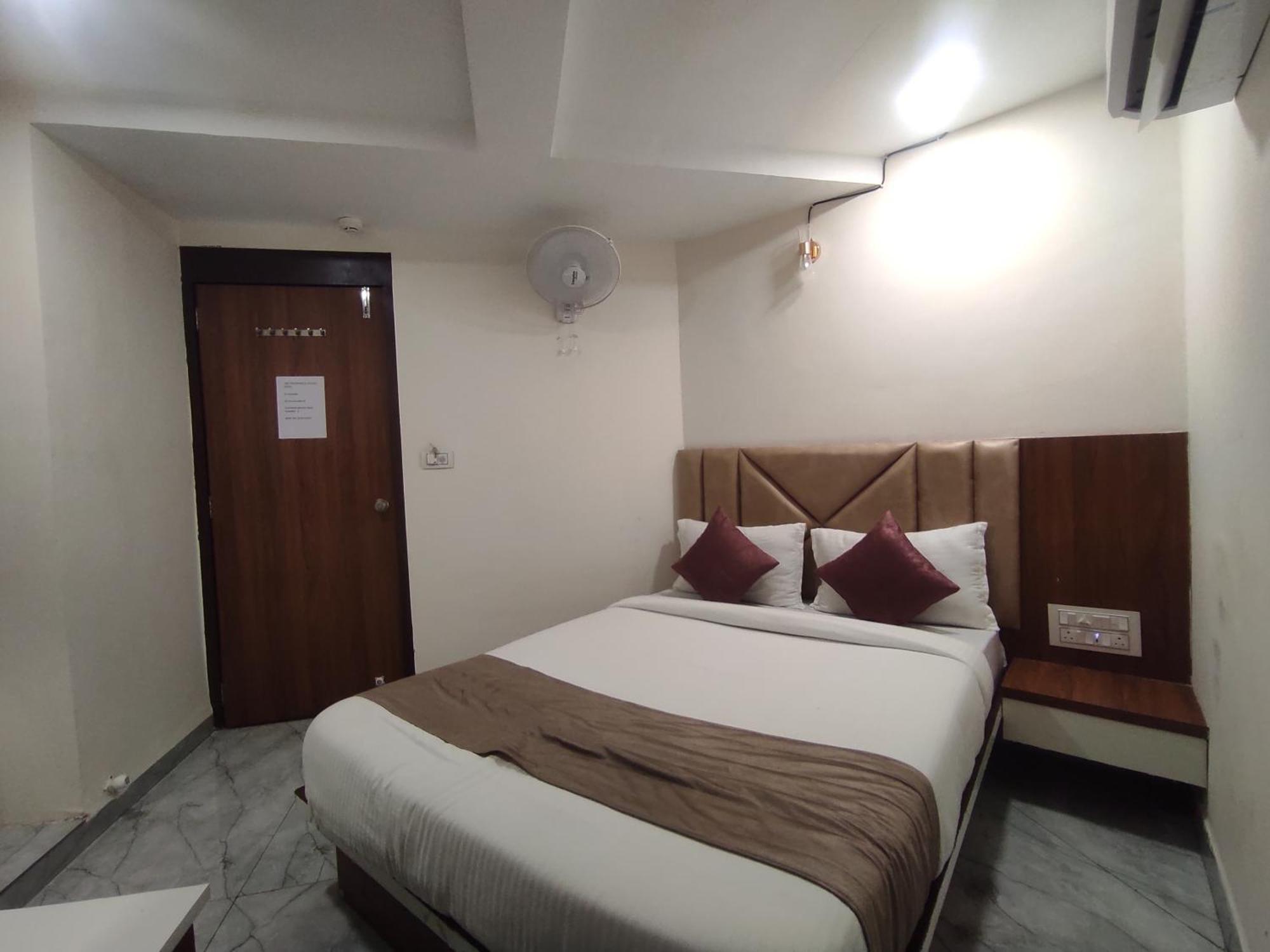 Hotel Earth Inn, Subhash Bridge, Rto Circle, Ахмедабад Екстер'єр фото