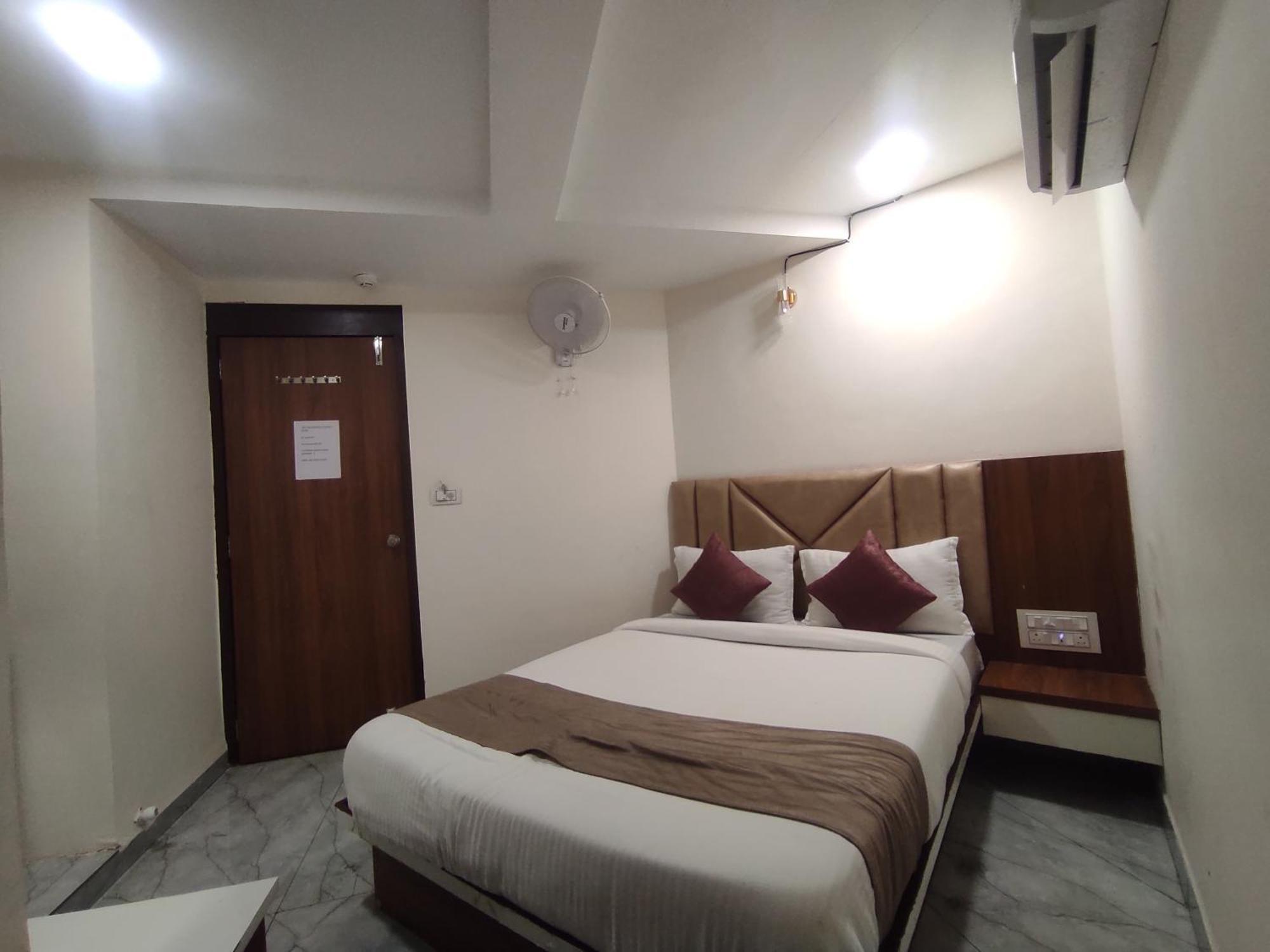 Hotel Earth Inn, Subhash Bridge, Rto Circle, Ахмедабад Екстер'єр фото