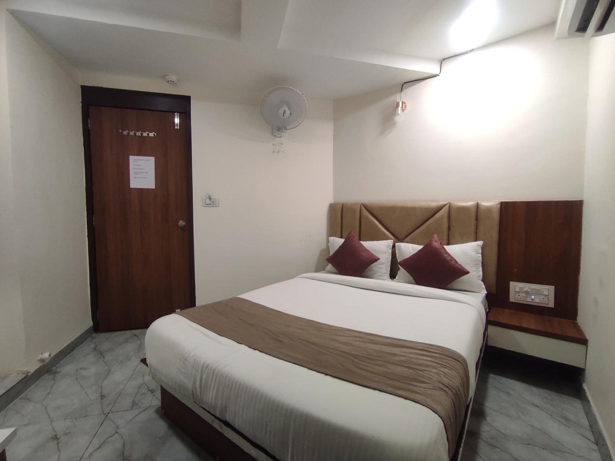 Hotel Earth Inn, Subhash Bridge, Rto Circle, Ахмедабад Екстер'єр фото