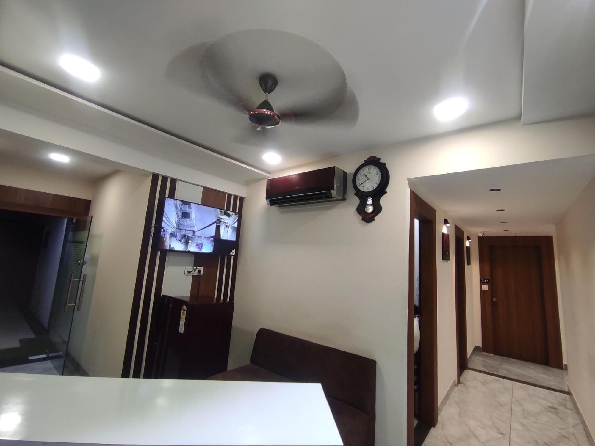 Hotel Earth Inn, Subhash Bridge, Rto Circle, Ахмедабад Екстер'єр фото