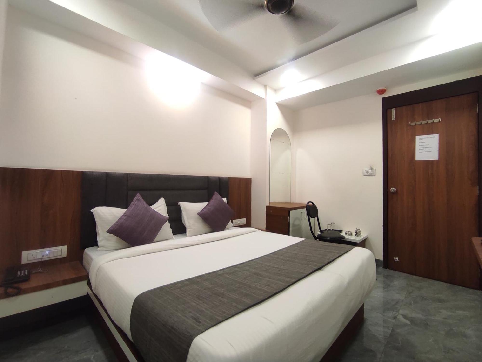 Hotel Earth Inn, Subhash Bridge, Rto Circle, Ахмедабад Екстер'єр фото