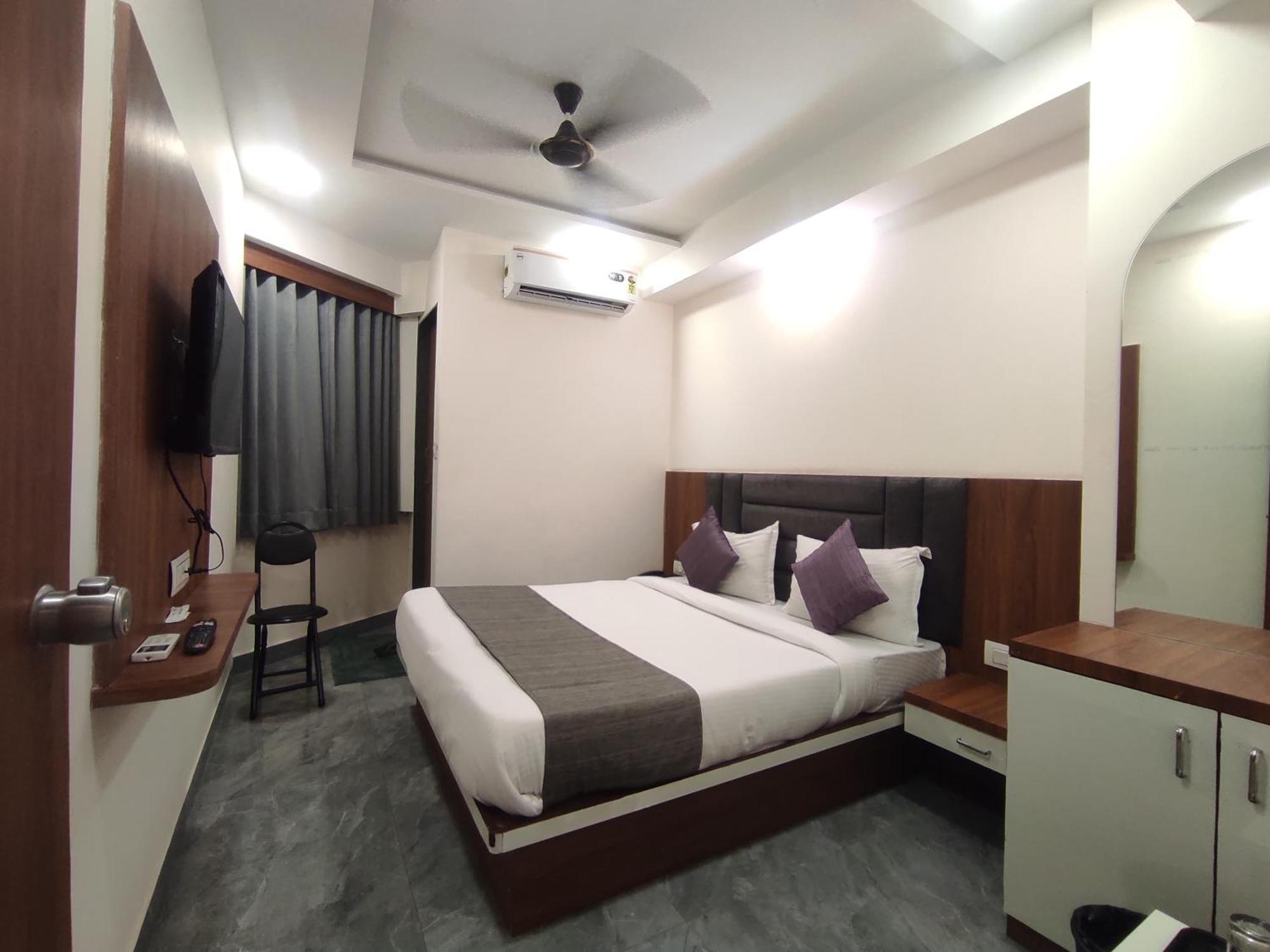 Hotel Earth Inn, Subhash Bridge, Rto Circle, Ахмедабад Екстер'єр фото