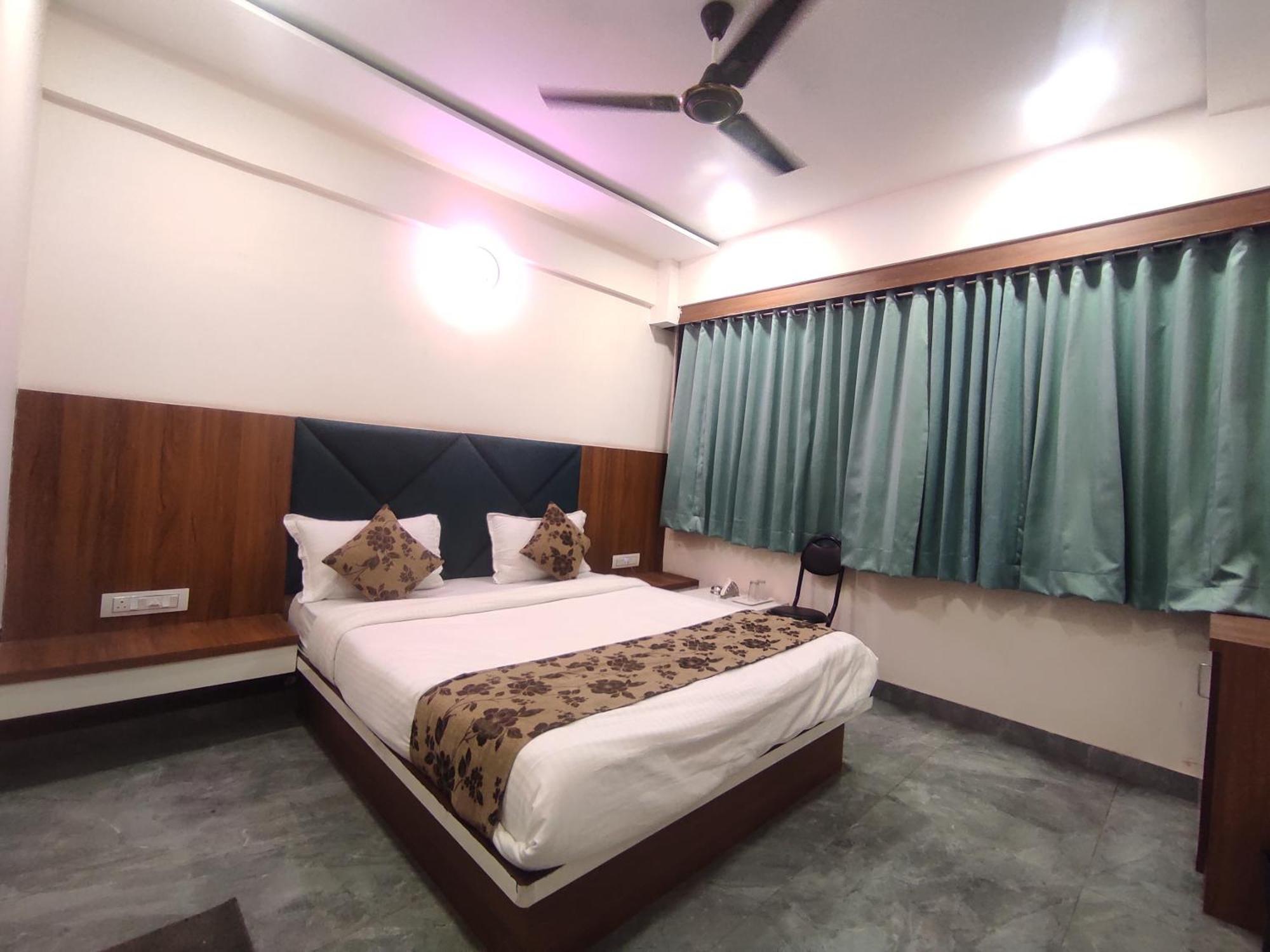 Hotel Earth Inn, Subhash Bridge, Rto Circle, Ахмедабад Екстер'єр фото