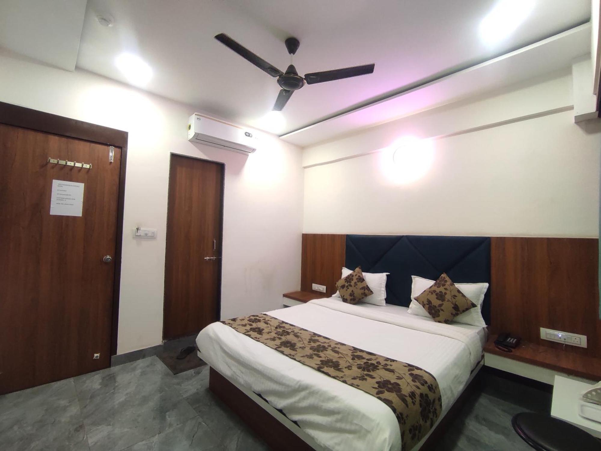 Hotel Earth Inn, Subhash Bridge, Rto Circle, Ахмедабад Екстер'єр фото