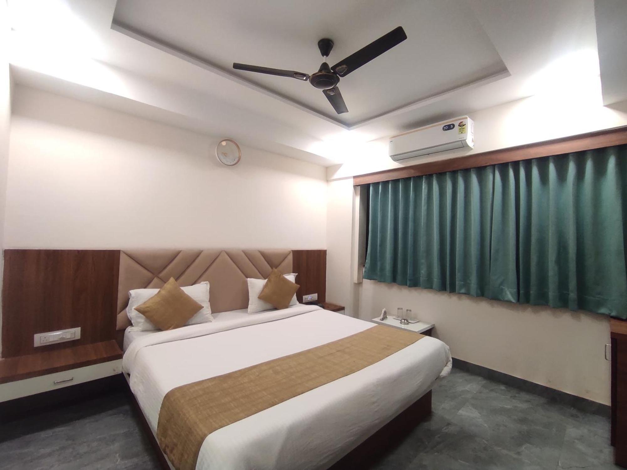 Hotel Earth Inn, Subhash Bridge, Rto Circle, Ахмедабад Екстер'єр фото